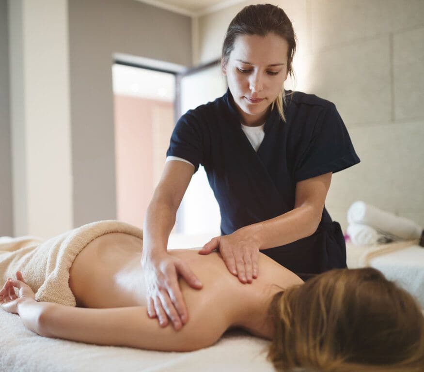 Массажист за работой Массажист за работой