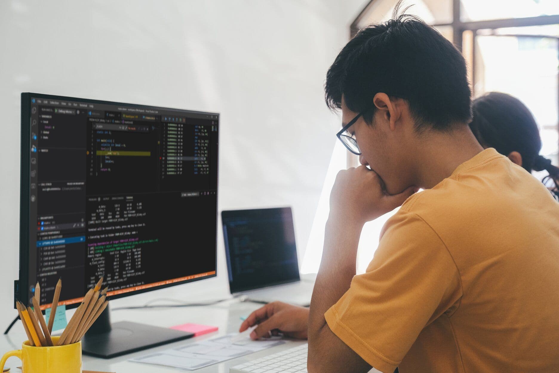 Frontend-разработчик за работой Frontend-разработчик за работой